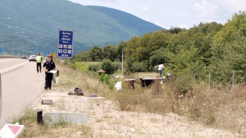 Više od 30 ljudi povređeno u prevrnutom kombiju kod Bele Palanke