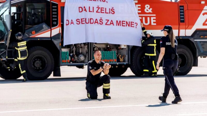 Foto Vest: Vatrogasac zaprosio policajku na svom radnom mestu