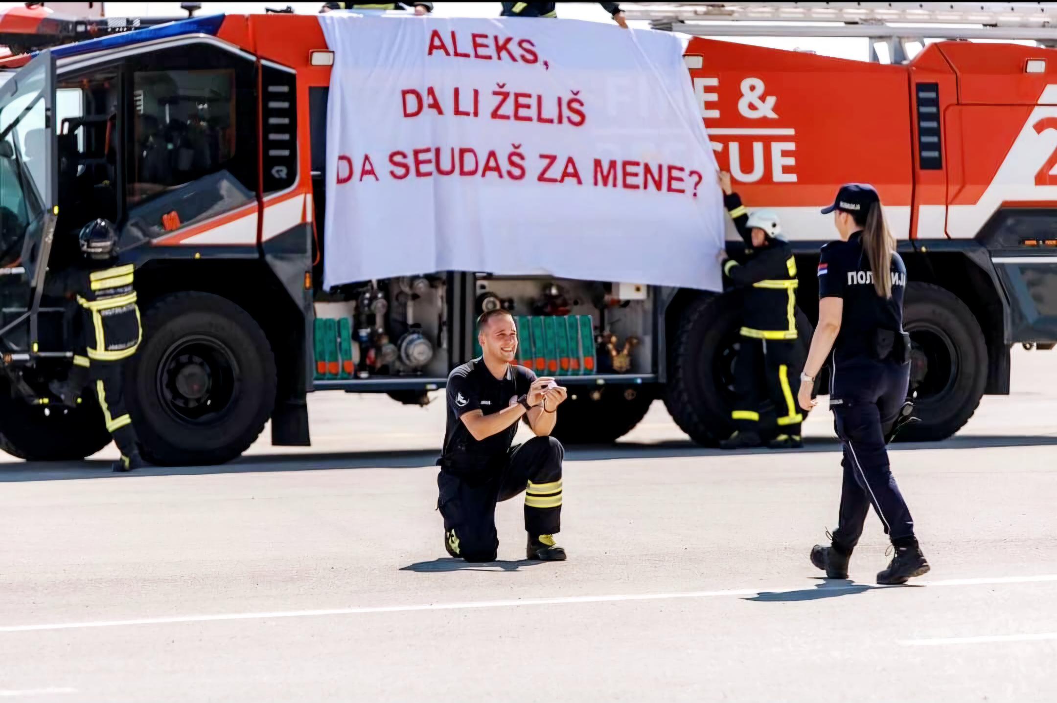 Foto Vest: Vatrogasac zaprosio policajku na svom radnom mestu