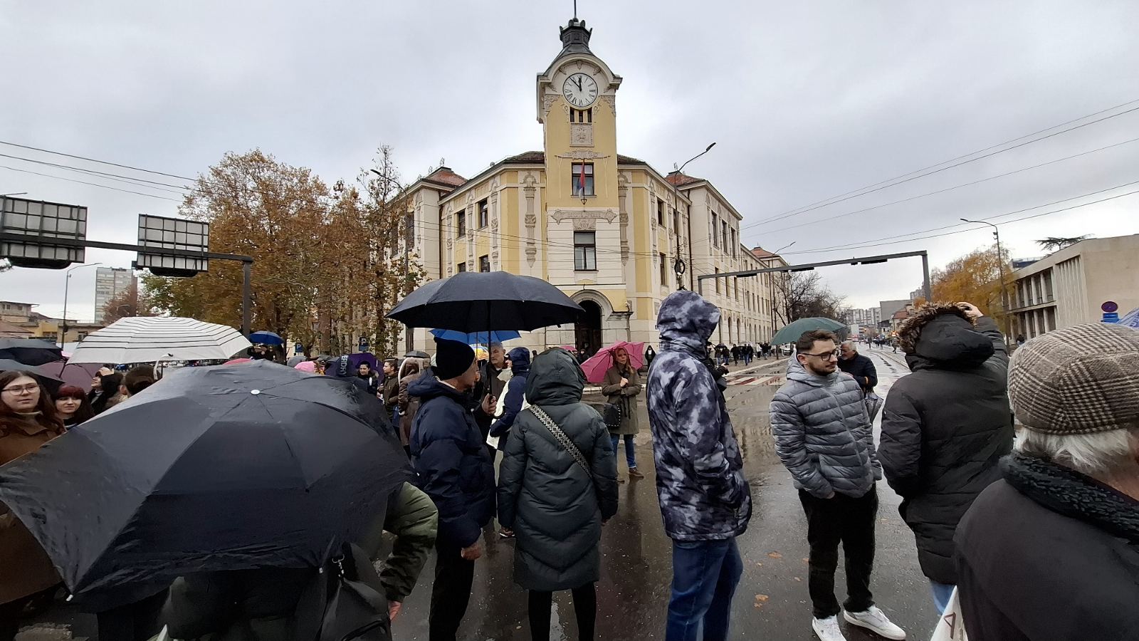 Građani Niša odali počast žrtvama tragedije u Novom Sadu i zatražili pravdu