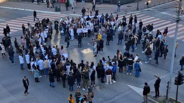 Studenti niškog Univerziteta blokirali danas raskrsnicu kod Crvenog pevca