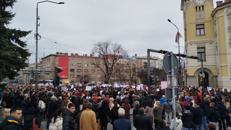 Masovni protesti u Nišu: Građani, studenti i prosvetari zajedno u borbi za prava