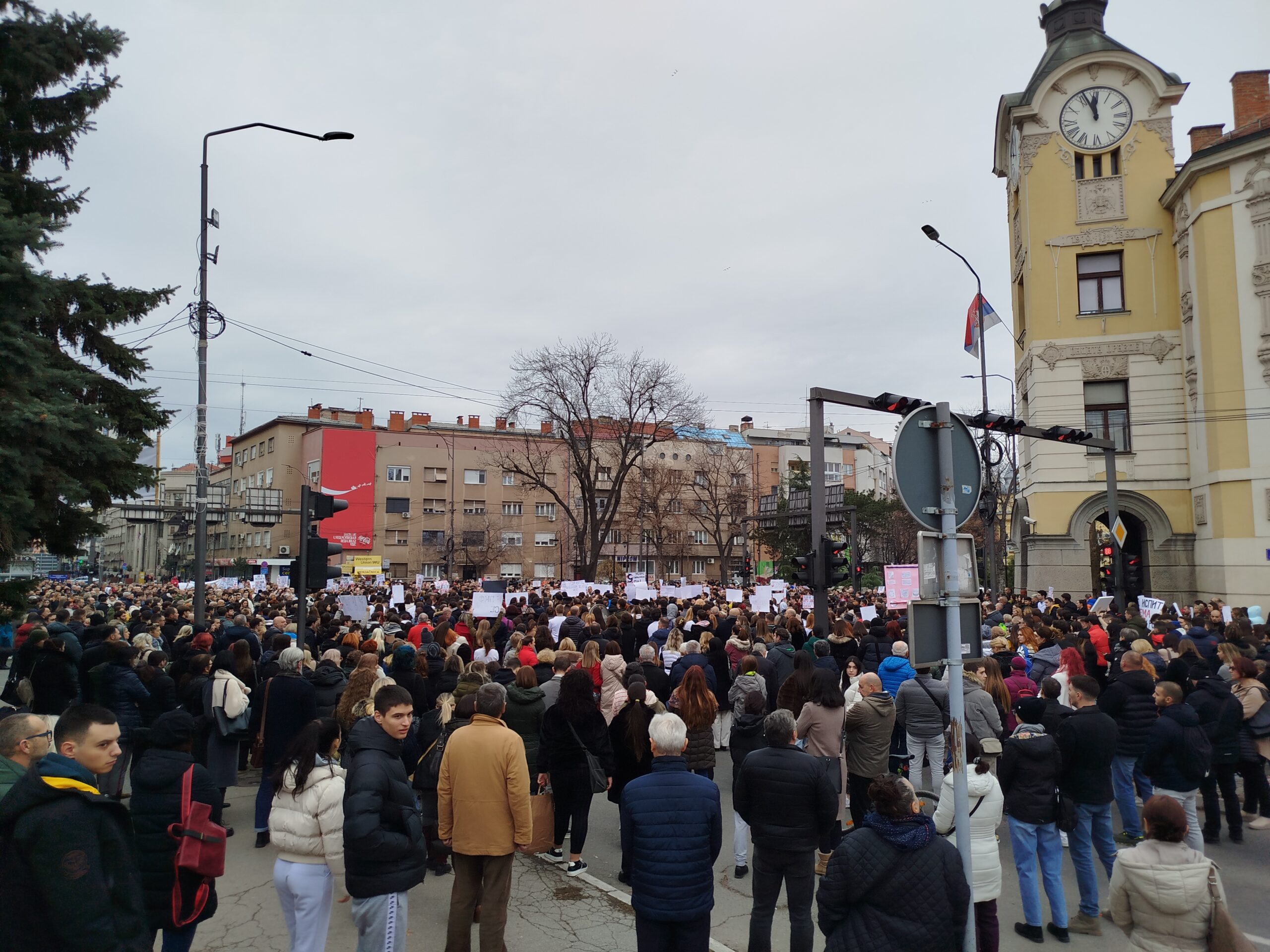 Masovni protesti u Nišu: Građani, studenti i prosvetari zajedno u borbi za prava