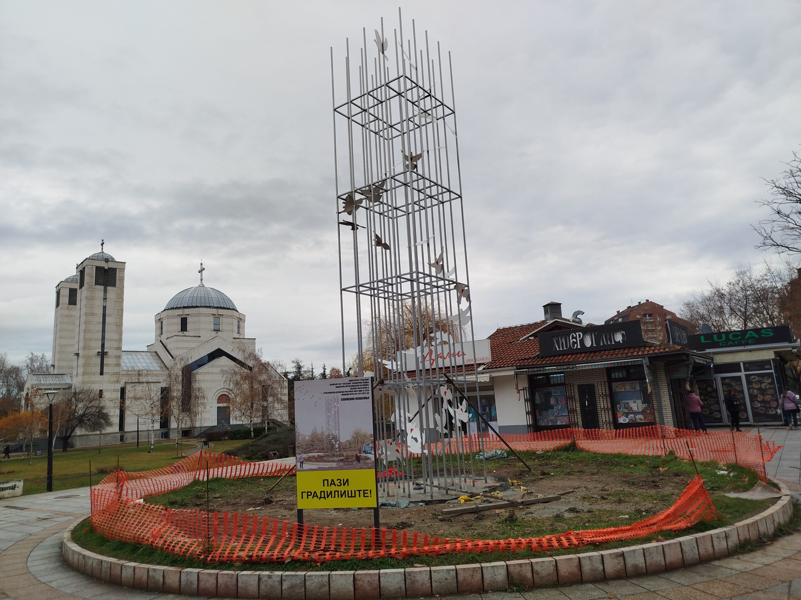 Građani nezadovoljni izgledom spomenika nenasilju u parku Svetog Save