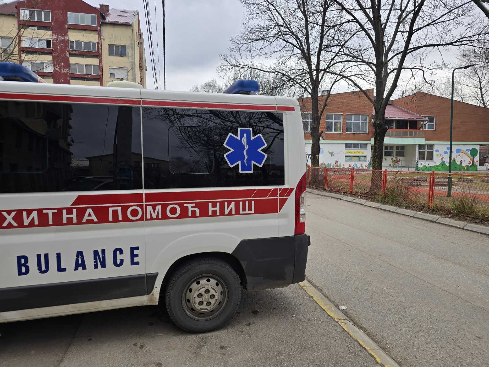 Isparenja iz kanalizacije zatvorila ambulantu „Lira“ i vrtić „Kolibri“ iz predostrožnosti