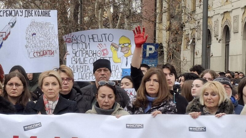 Masovni protest u Nišu: Radnici RTS-a i Kliničkog centra pružili podršku demonstrantima