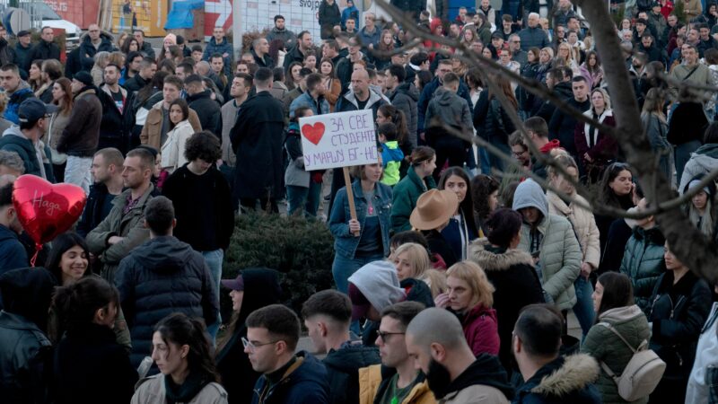 Blokada četiri mosta i nikad veći broj demonstranata na Trgu kralja Milana u Nišu