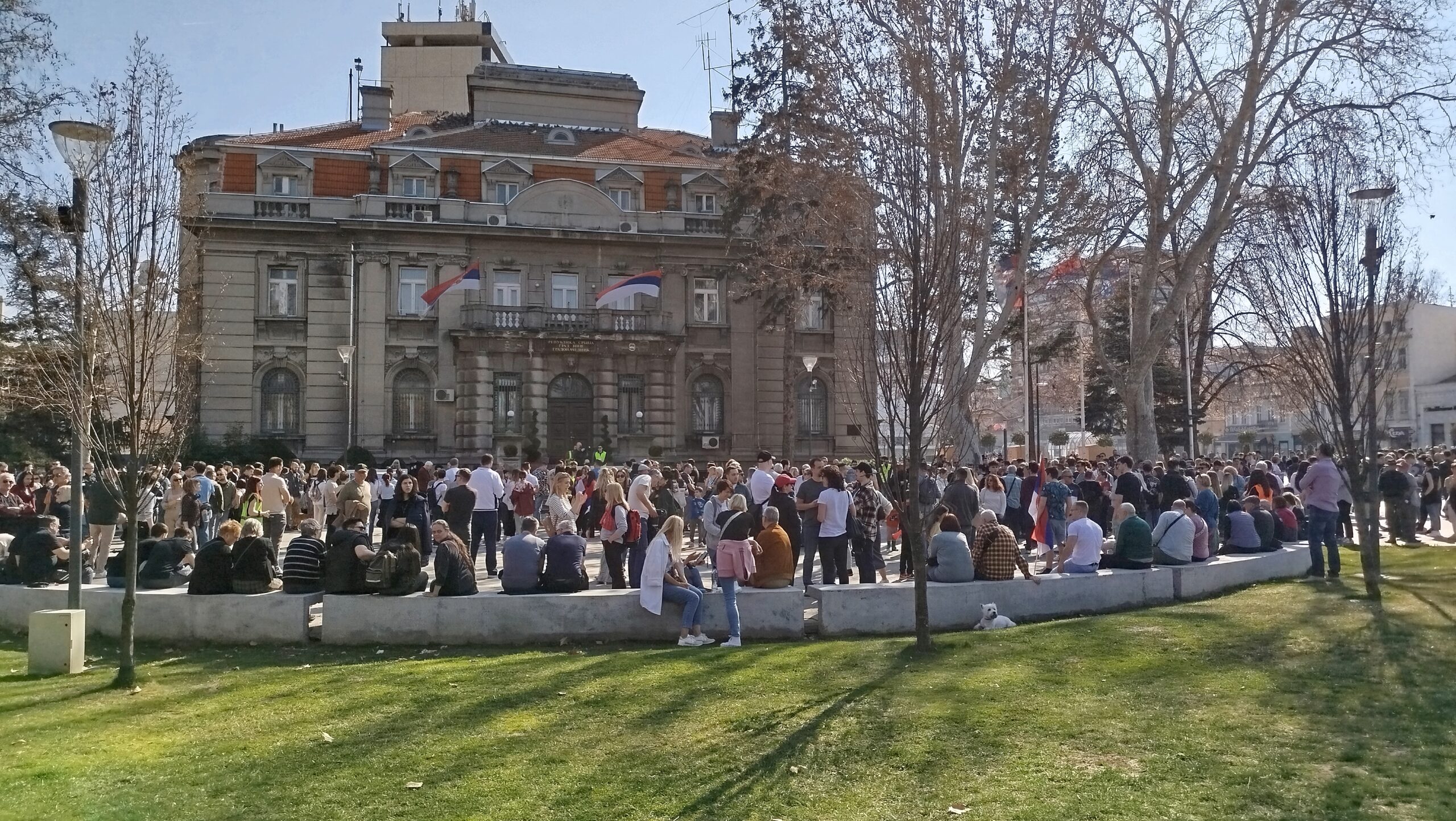 Studenti iz Niša izložili afere vlasti pred Gradskom kućom: Akcenat na korupciju i vlast SNS-a