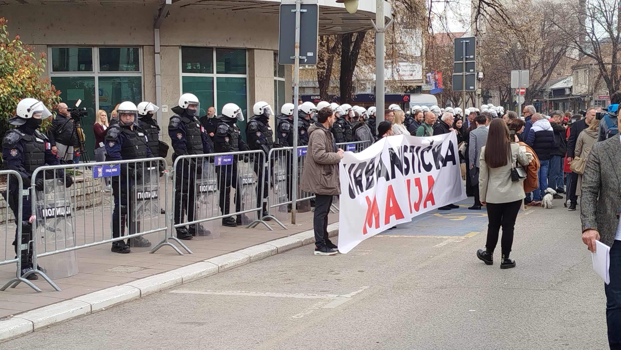 Burna sednica niškog parlamenta: Opozicija blokira izlaz, SNS odbija dnevni red