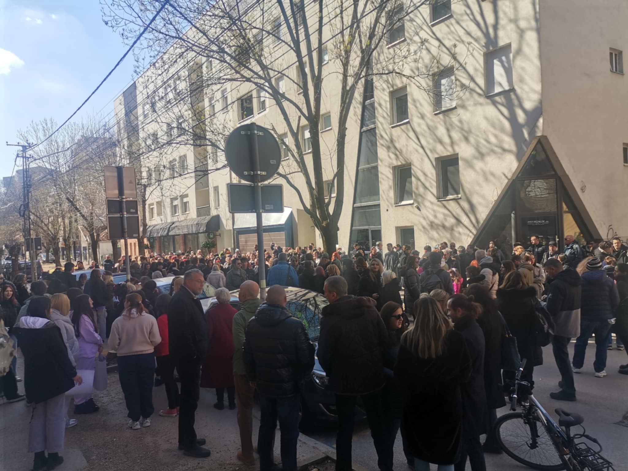 Protest ispred Umetničke škole: Učenici nastavljaju blokadu uprkos pokušajima da se nastava održi