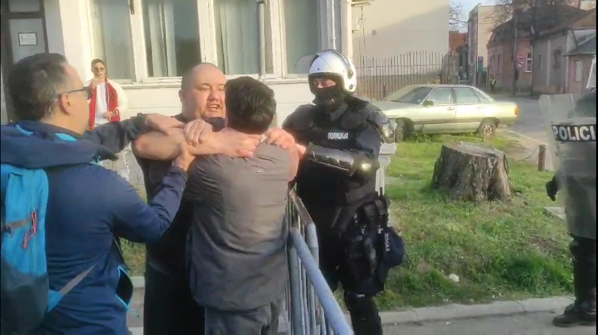Napeto u Nišu: Otkazan SNS skup, protesti i hapšenja
