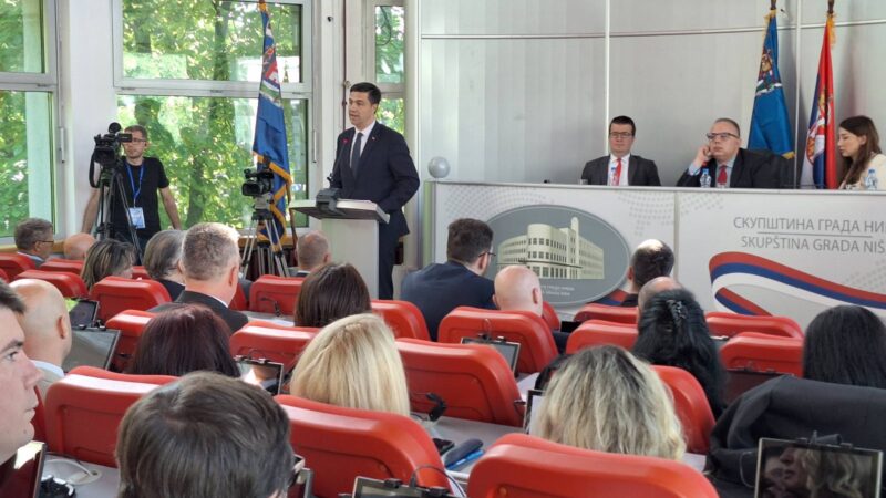 Skupština do zore: Perić se povukao, Novaković traži narkotest za odbornike