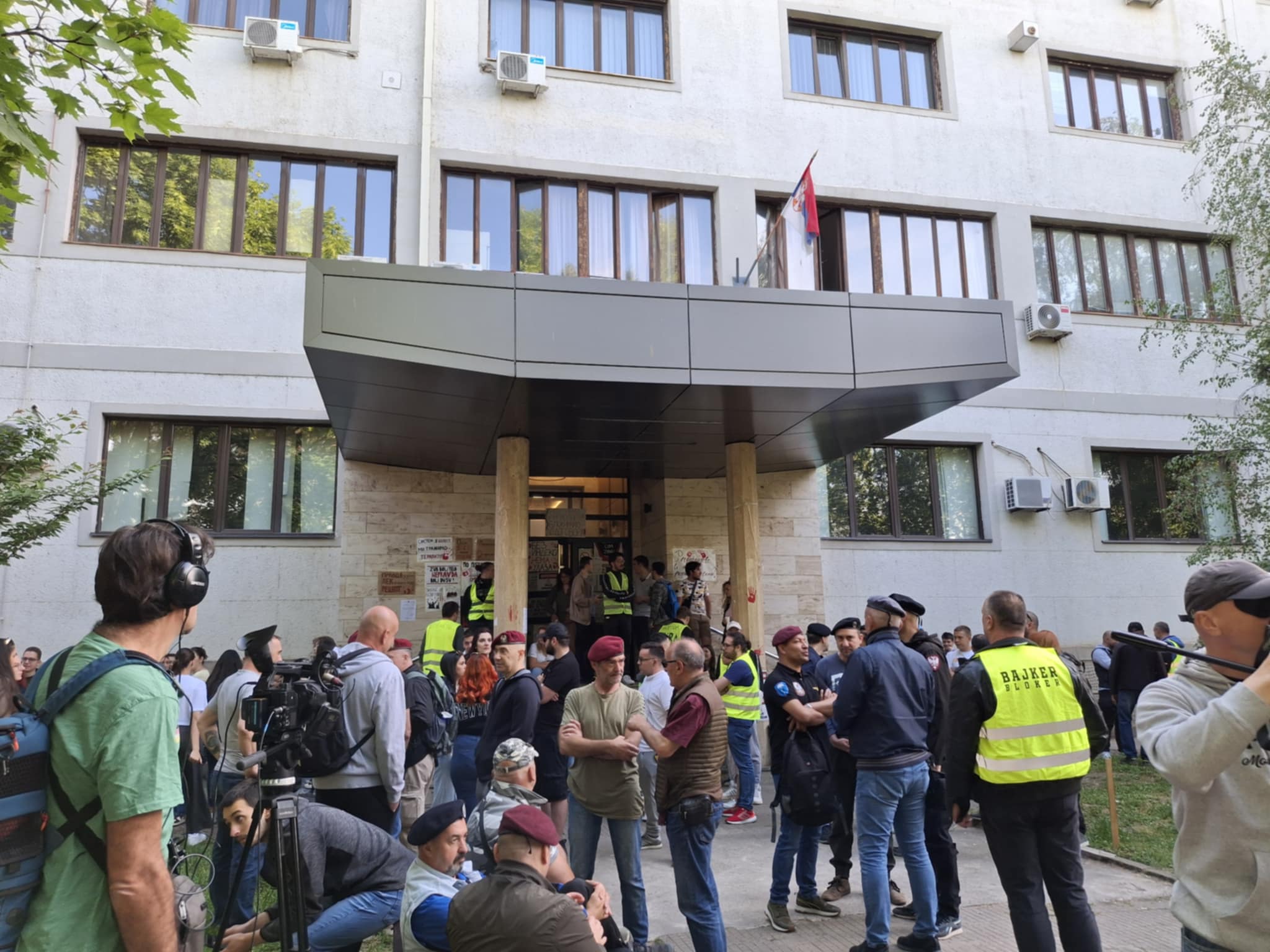Studenti u blokadi ispred Medicinskog fakulteta u Nišu uz podršku građana i profesora