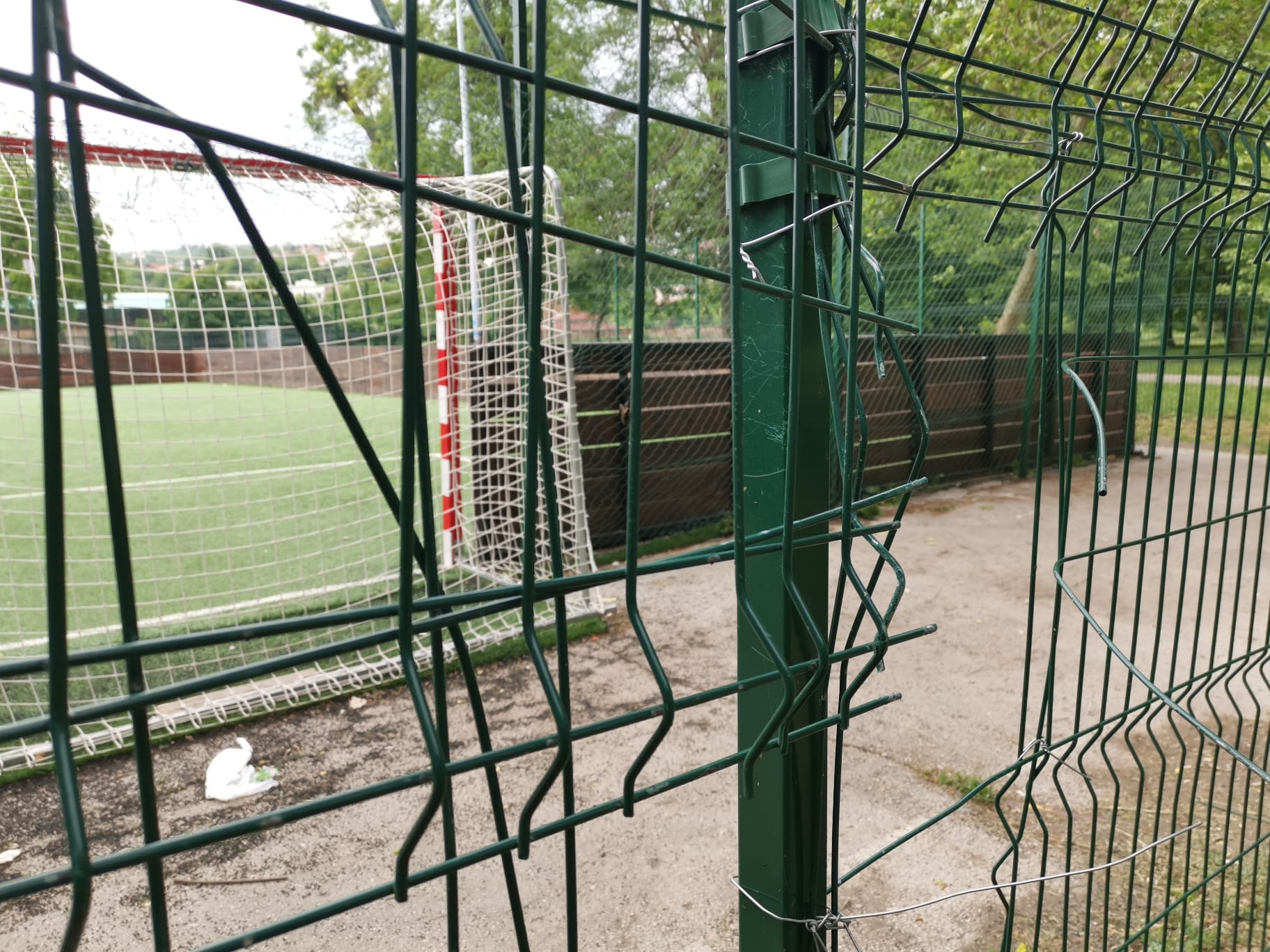 Vandalizam na terenu za mali fudbal u Čairu: Ograda uništena nakon samo tri dana