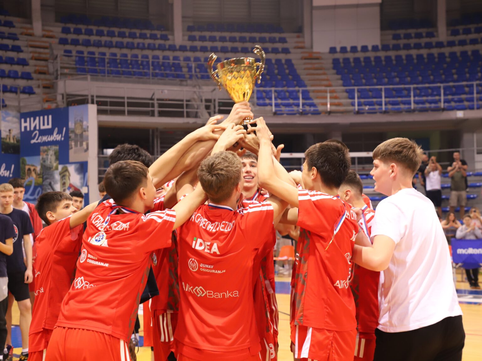 Zvezdini pioniri šampioni Srbije: Crveno-beli deklasirali Partizan u finalu u Nišu
