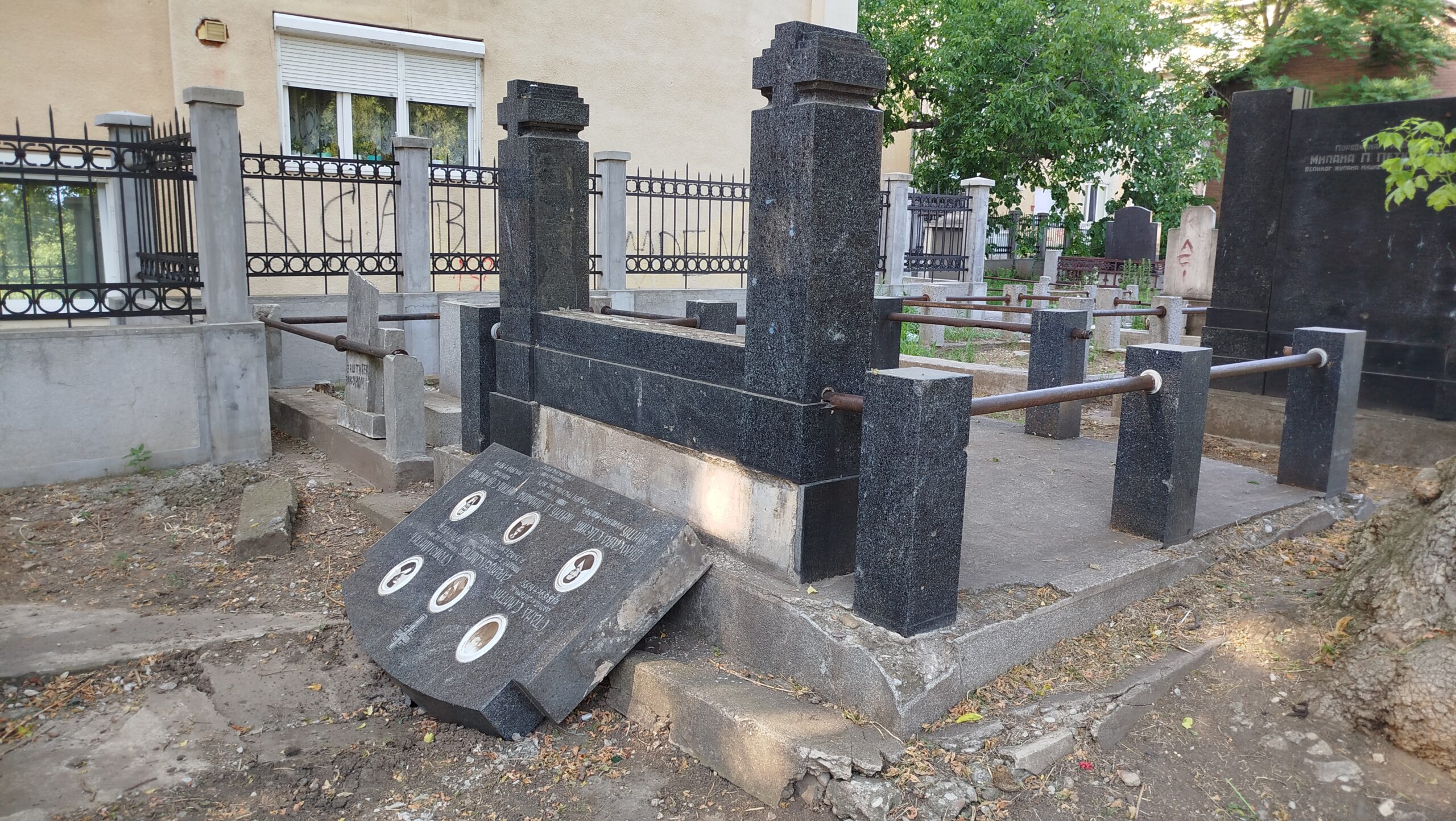 Vandalizam na Starom groblju u Nišu: Kulturno dobro bez nadzora, zaštite i poštovanja