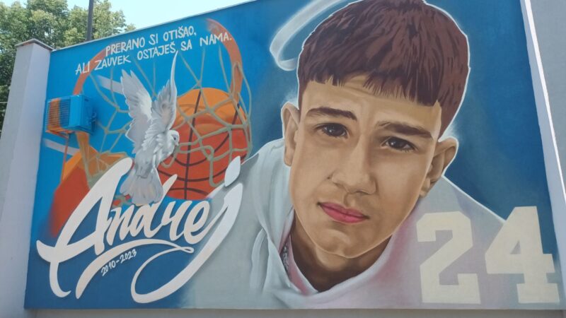 Mural posvećen Andreju Simiću oslikan na zidu škole u Niškoj Banji
