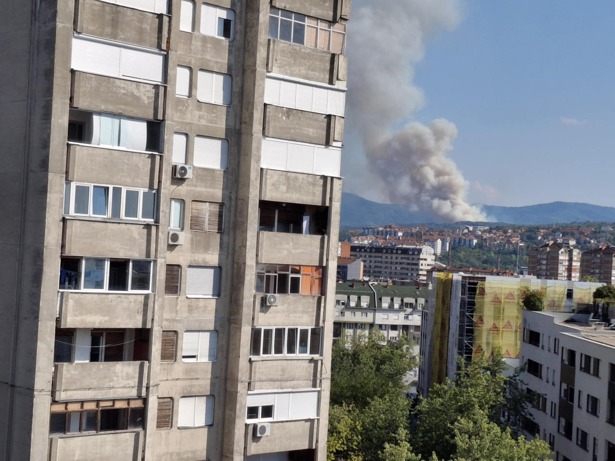 Požar u selu Vlase iznad Niša – vatrogasci na terenu