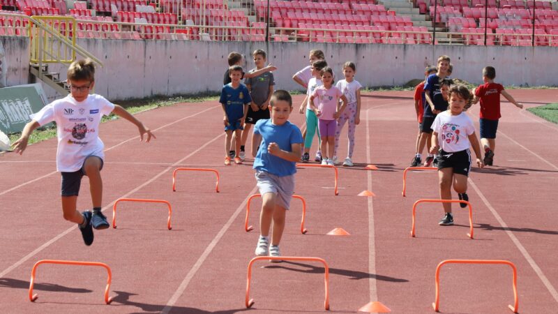 Mališani pune stadion „Čair“: Letnja škola atletike okuplja sve više dece