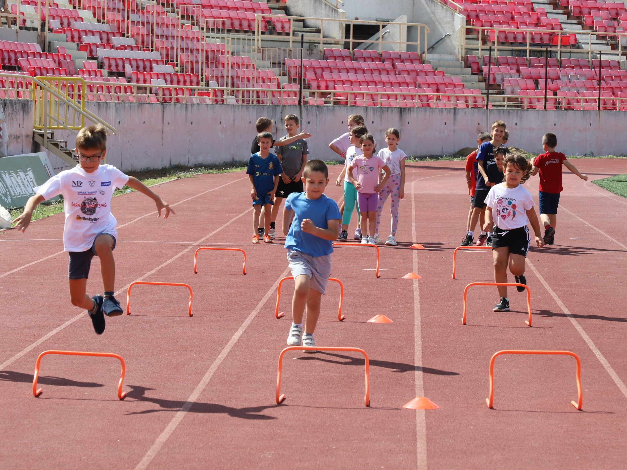 Mališani pune stadion „Čair“: Letnja škola atletike okuplja sve više dece