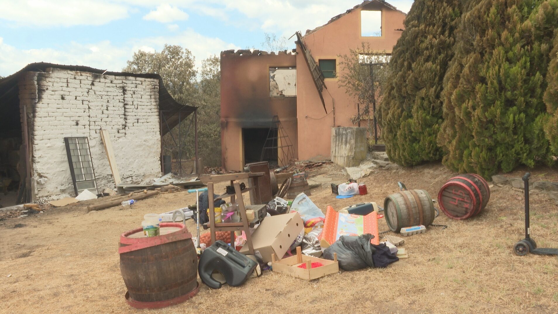 Sve nestalo u plamenu: Meštani sela kod Prokuplja spašavaju uspomene iz pepela