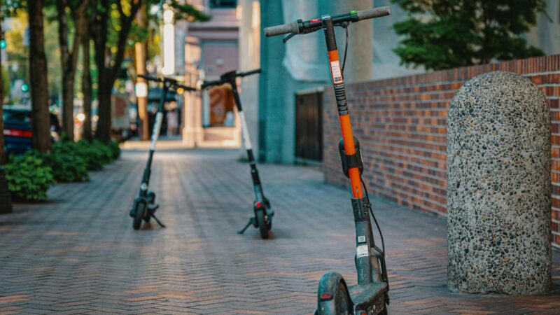 Polemika: Električni trotineti stižu u Niš – prevoz budućnosti ili nova opasnost?