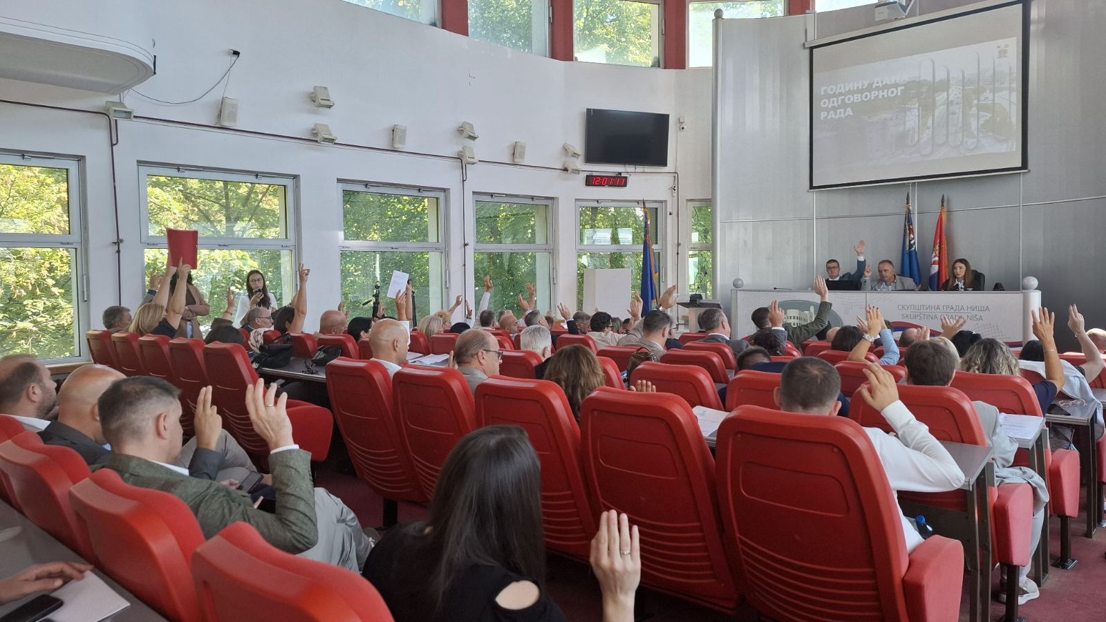 Dragoslav Pavlović ostaje gradonačelnik – protesti ispred Skupštine, jaja na prozorima