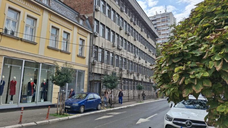 Demontaža skela na zgradi Republičkog fonda za zdravstveno osiguranje u Nišu