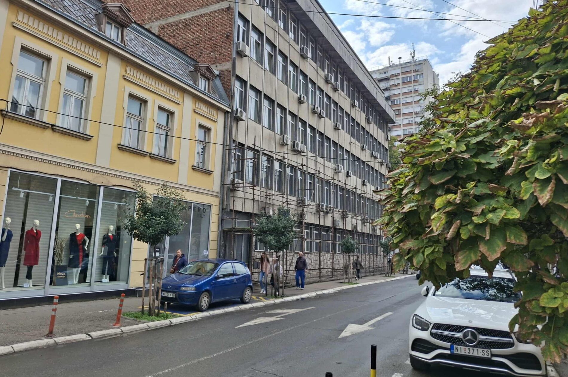 Demontaža skela na zgradi Republičkog fonda za zdravstveno osiguranje u Nišu
